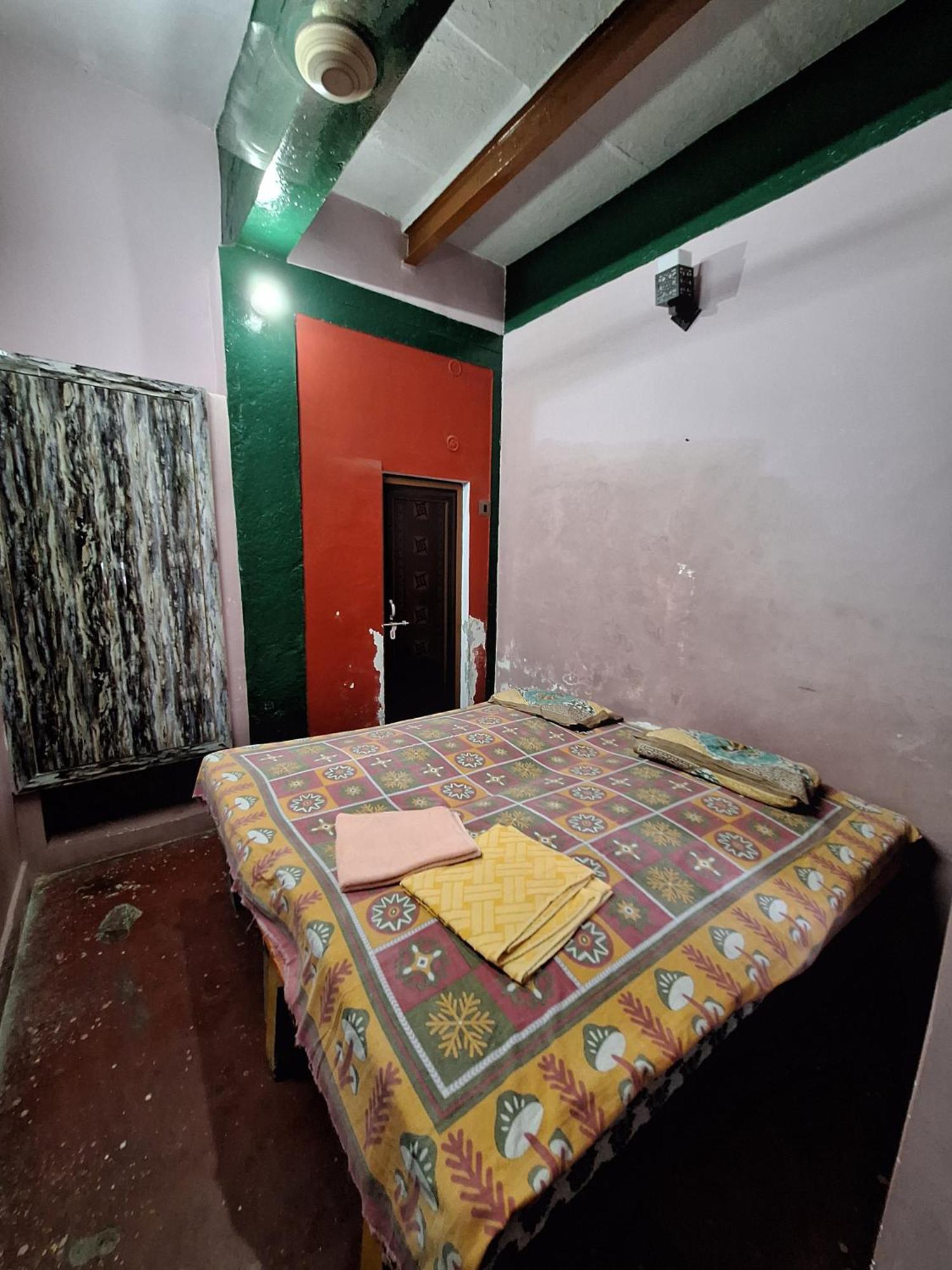 ורנאסי Vishnu Rest House מראה חיצוני תמונה